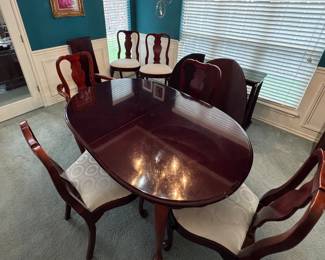 Cherry Finish Dining Set with Matching Cabinet
Beautiful dining room table with a warm cherry wood finish, accompanied by a matching cabinet (see additional photo).
• Includes: Six upholstered chairs (a few light stains—see photos) and a custom foldable table pad for protection.
• Condition: Furniture is in good overall condition.
• Note: The table can be a little stiff when pulling apart to insert the leaf, but it looks like an easy fix.