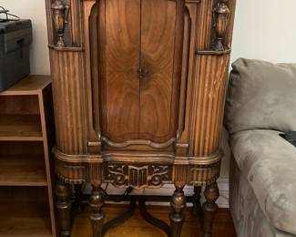 Antique radio interior is intact