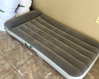 Twin size inflatable mattress