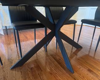 Geigle Extendable Dining Table (67"/51"L x 33-1/2"W x 30"H)