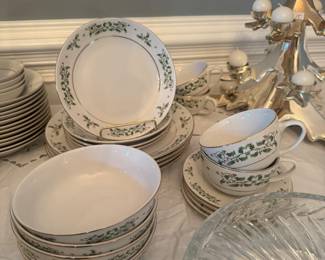 Gibson Christmas Holly Berry Dinnerware (38pc)