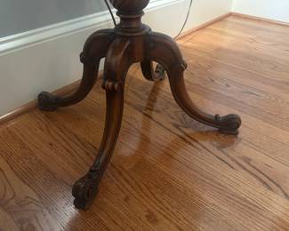 Antique Clover Shaped Top Pedestal Side Table (28"W x 23"D x 27"H)