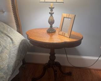 Antique Clover Shaped Top Pedestal Side Table (28"W x 23"D x 27"H)