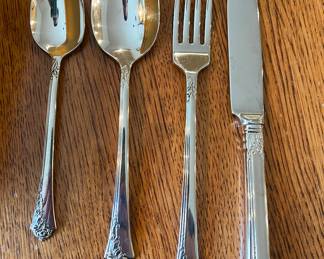 Oneida Damask Rose Stainless
45 pieces