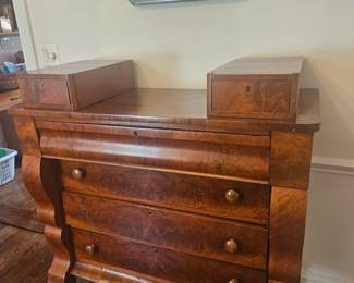 Bird's Eye Dresser