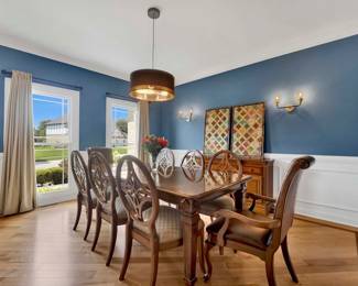 Beautiful Dining room Tab;le and 6 Dining Chairs with 2 Leather Armed Chairs 