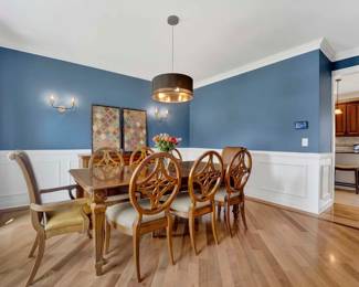 Beautiful Dining room Tab;le and 6 Dining Chairs with 2 Leather Armed Chairs 