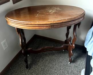 FURNITURE ANTIQUE OVAL SIDE TABLE