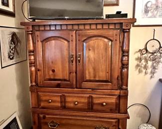 FURNITURE ARMOIRE LG 32 IN TV
