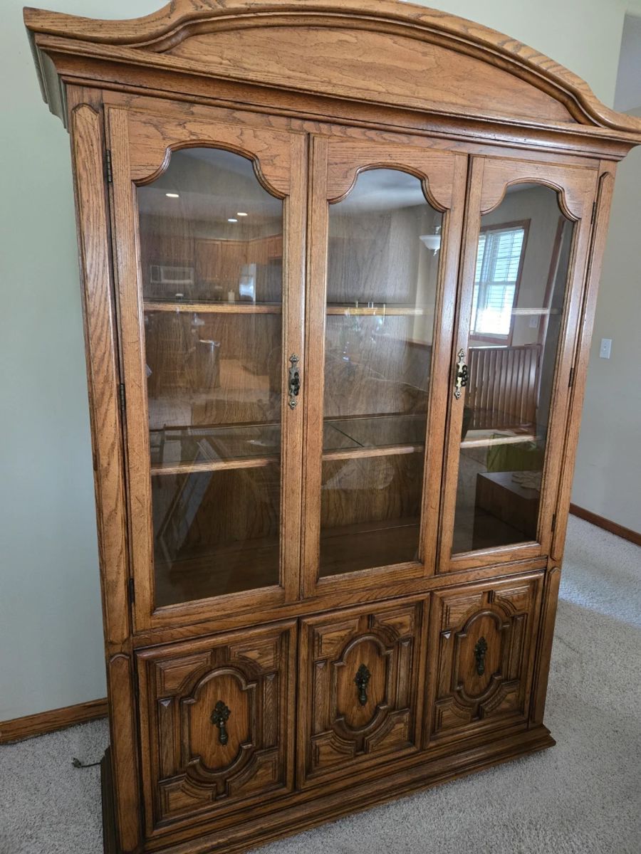 Thomasville Lighted China / Curio Cabinet with Lower Shelves
