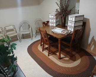 Nice Table and Chair Set!! STURDY and in excellent condition! Extra leaf is included! Only 80.00!