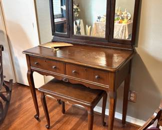 Vanity W/Tri-Fold Mirror