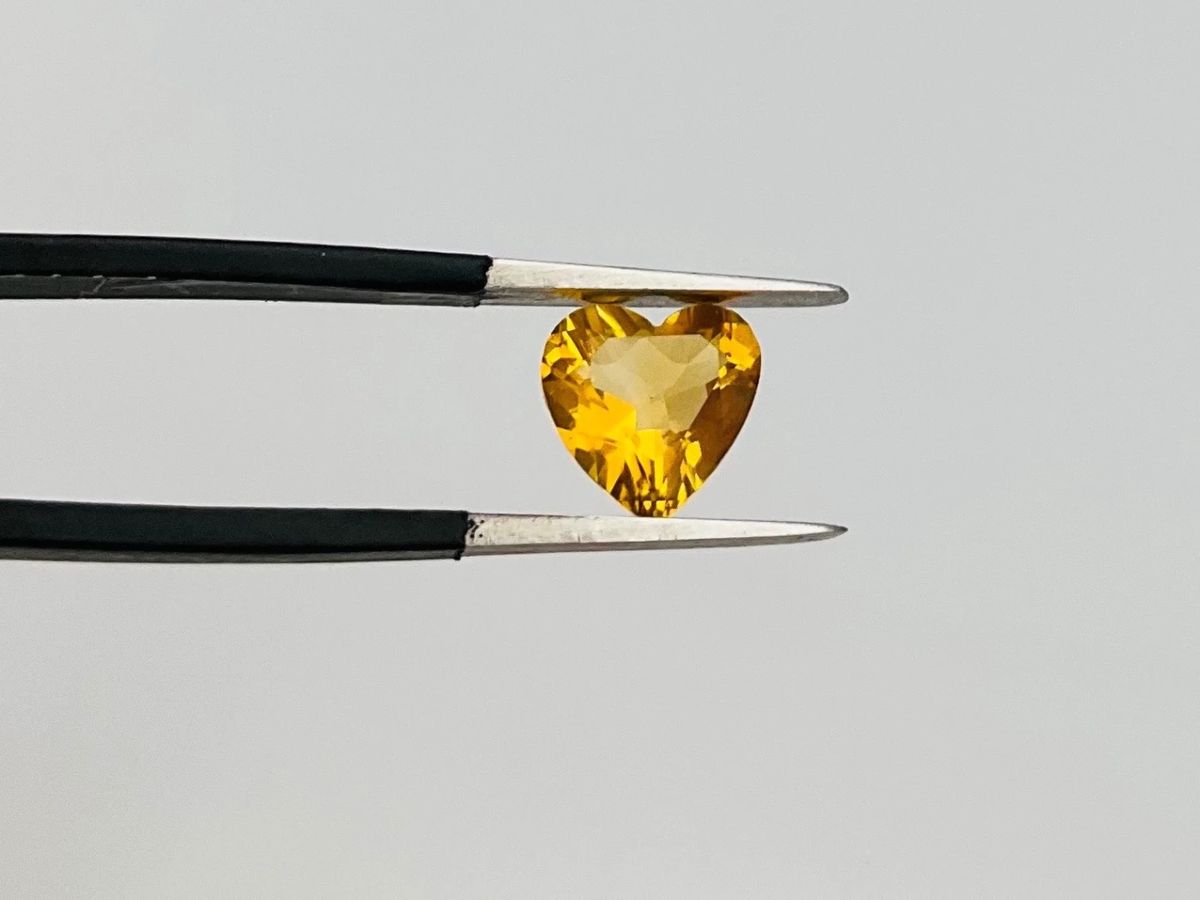 Heart cut citrine gemstone. 1.35 ctw.