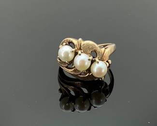 10K gold ring, size 7.5, featuring (3) pearls set diagonally. Stamped 10K. 5.44 gtw.