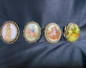 We have around 1,000 pieces of costume jewelry. This is just a few pictures.