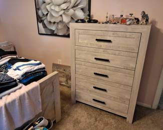 Beautiful bedroom set.
Bed frame, tall dresser, dresser with mirror and night stand.
Leas than a month old.