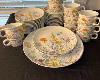 M93 - $45. Royal Doulton "Summerly". 2 dinner plates. 3 salad plates. 12 dessert plates. 10 tea cups. 10 saucers. 