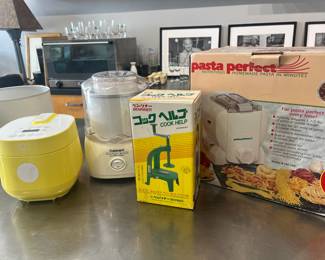 VARIOUS KITCHEN ITEMS