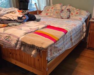 Queen pine bed