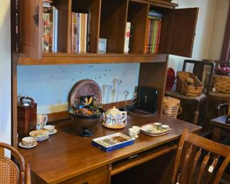 Mission style computer desk w/hutch