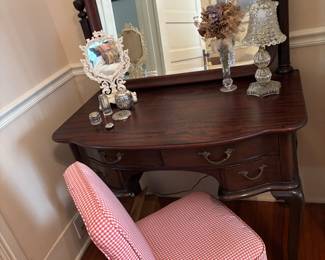 Great dressing table and chair