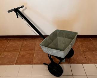Seed/Fertilizer Spreader