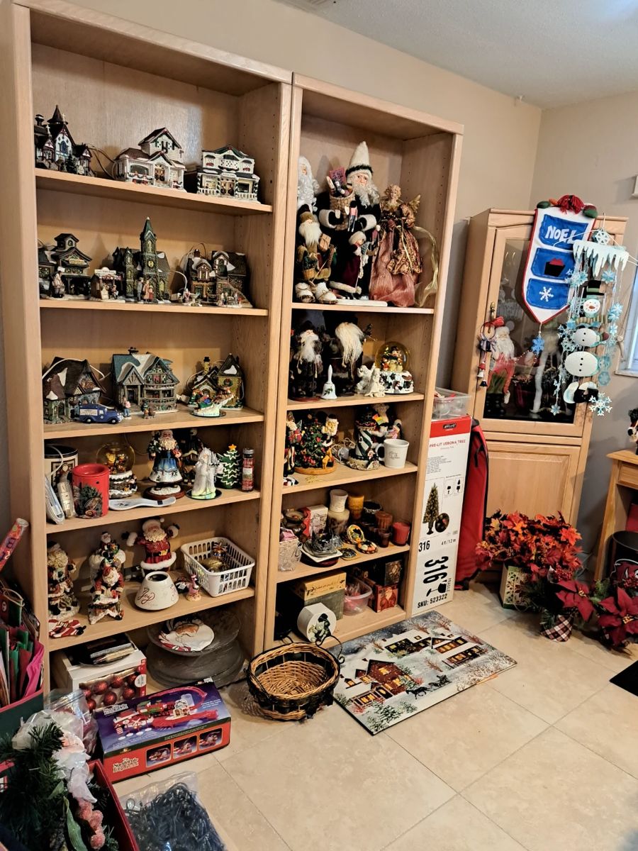 A FULL CHRISTMAS AND HOLIDAY ROOM