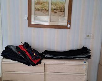 DOUBLE DRESSER, MES SHORTS AND WORKOUT PANTS