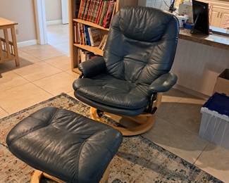 LOUNGE CHAIR WITH OTTOMAN