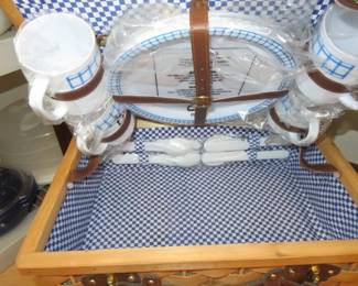 4 Person Wicker Picnic Basket Plates/Cups