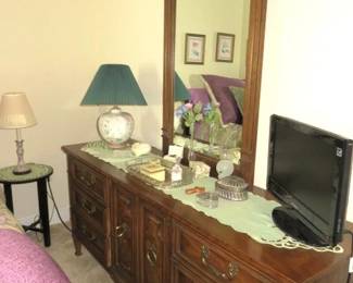 Vintage Drexel Furniture Dresser w/Mirror