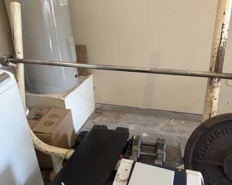 Horseshoe weightlifting bar and bench