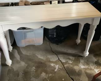 White Sofa Tabe