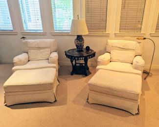 PAIR OF BAKER WHITE ON WHITE LOUNGE CHAIRS PLUS OTTOMANS