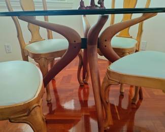 INTERESTING SCULPTURAL ROUND DINNG TABLE