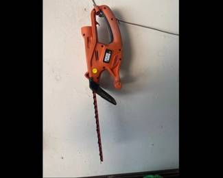 BLACK AND DECKER HEDGE TRIMMER