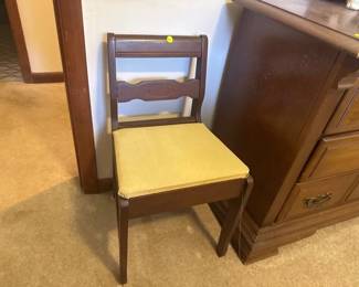 STOOL WITH STORAGE
