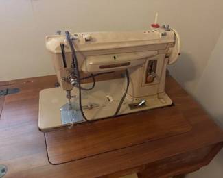 SINGER SEWING MACHINE IN CABINET WITH SEWING ITEMS