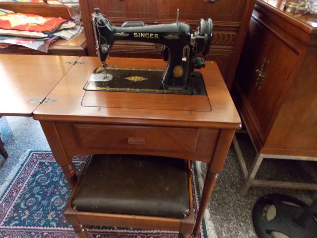 Singer 1954 Sewing machine in cabinet