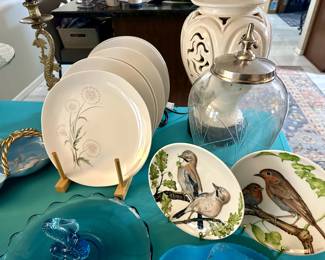 Set of 6 Kokura Palmyra dinner plates. Goebel Collector's bird plates with stands.
