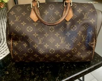 Authentic Luis Vuitton Speedy 30 handbag.