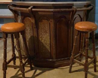 Freestanding Bar With Bar Stools