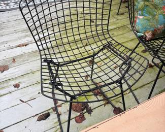 Knoll Bertoia side chairs, four in black and three in white available, all with original cushions