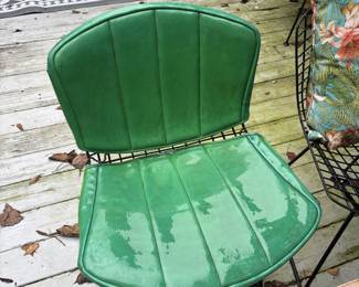 Knoll Bertoia side chairs, four in black and three in white available, all with original cushions