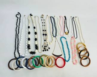 Large assortment of 15+/- acrylic and wood bangles and 12 +/- beaded necklaces with lengths from 15" to 34" (some broken). See photos for more details. Shipping-YES