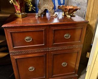 Record cabinet