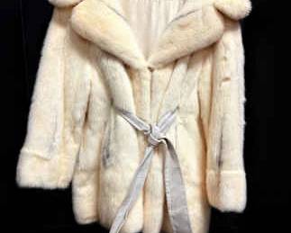 003 Vintage White Fur Coat Donenfelds Dayton