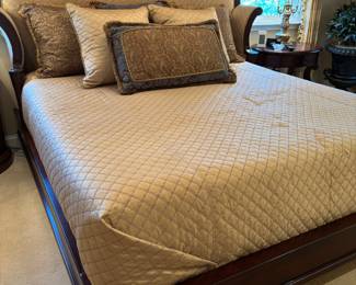 Century Stanley King Bed with Upholstered Headboard – Elegant king-size bed featuring a tall, arched upholstered headboard framed in rich wood. The neutral diamond-quilted fabric pairs beautifully with carved wood trim for a timeless, classic look. Sturdy frame and in excellent condition — a statement piece for any bedroom.