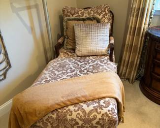 Hammer Collection Chaise Lounge – Upholstered Floral Fabric
Elegant chaise lounge from the Hammer Collection Fine Furniture line. Features a graceful silhouette with carved wood accents and luxurious gold/brown floral upholstery. A sophisticated statement piece, perfect for a bedroom, sitting room, or reading nook.