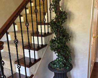 Spiral Faux Topiary in Decorative Urn – Stylish faux greenery shaped into a spiral design, set in a classic black urn. Brings a sophisticated touch to hallways, stair landings, or living spaces.